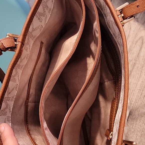 Used micheal kors purse - Picture 6 of 15